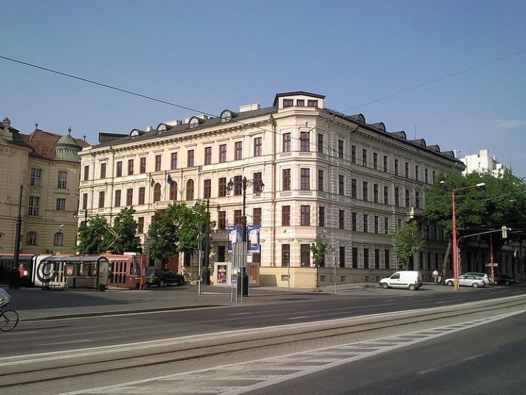 800px-Lanfranconiho_palác,_Bratislava